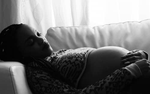 femme enceinte allongée